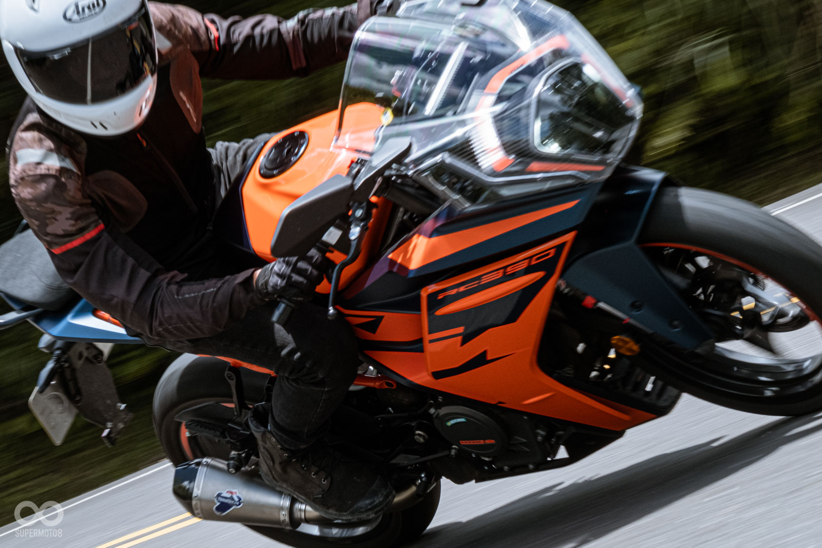 面對比較陡的下坡彎,WP APEX的前後懸吊支撐性、ByBre卡鉗的手感,都能給騎士超乎預期的信心