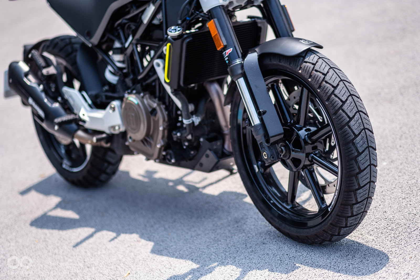 前後輪使用17吋輪圈,原廠搭配大胎塊的兩用胎