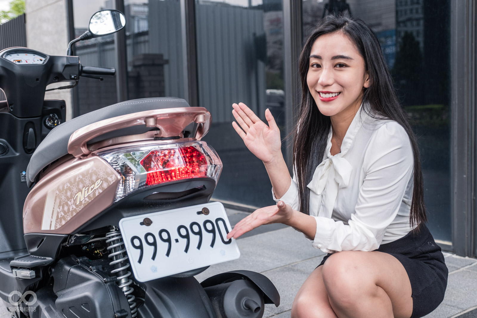 車尾使用雙層燈具設計,方向燈結合尾燈看起來更俐落