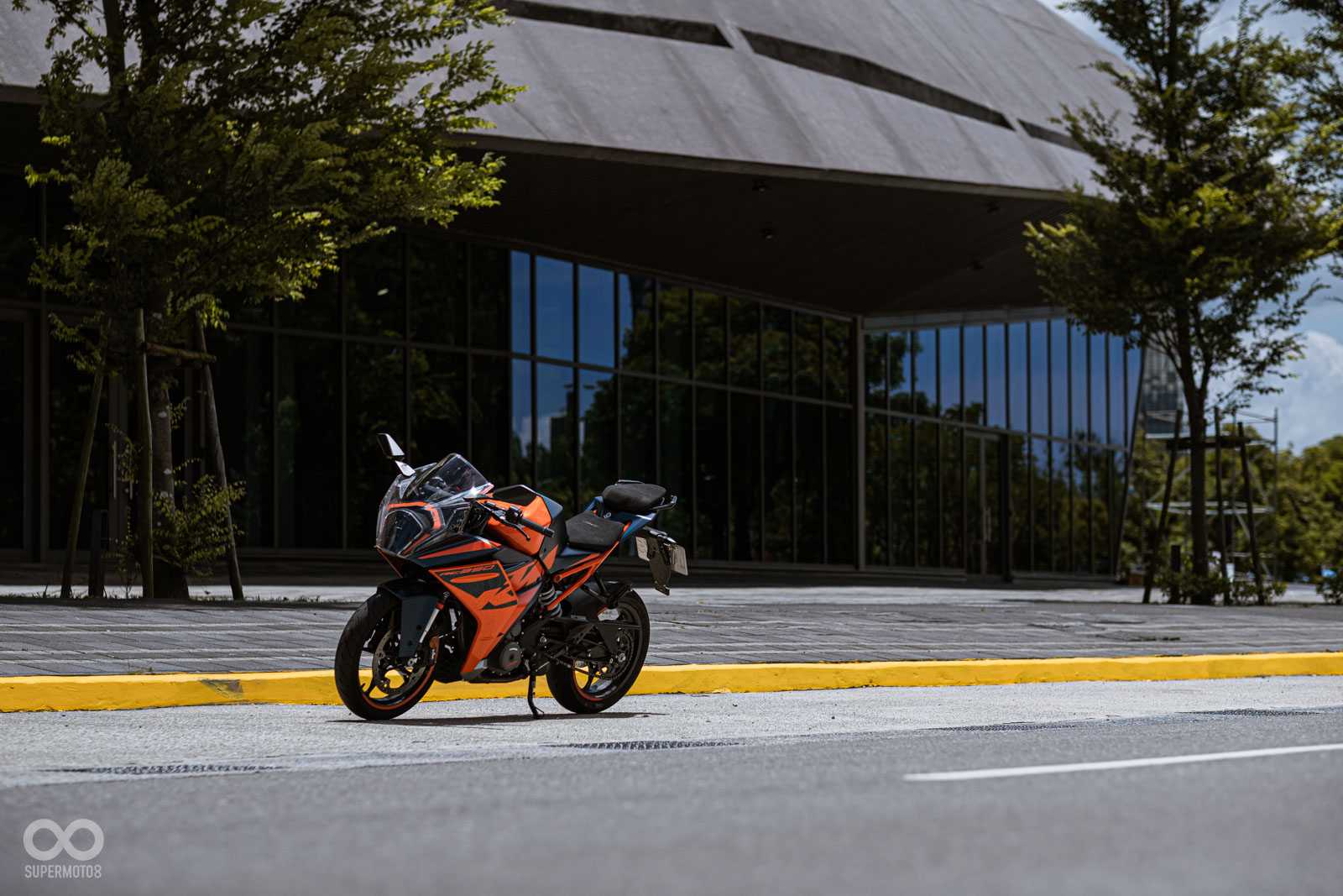 RC390改款後最討喜的變化,就是在開油、收油時的頓挫感減緩不少