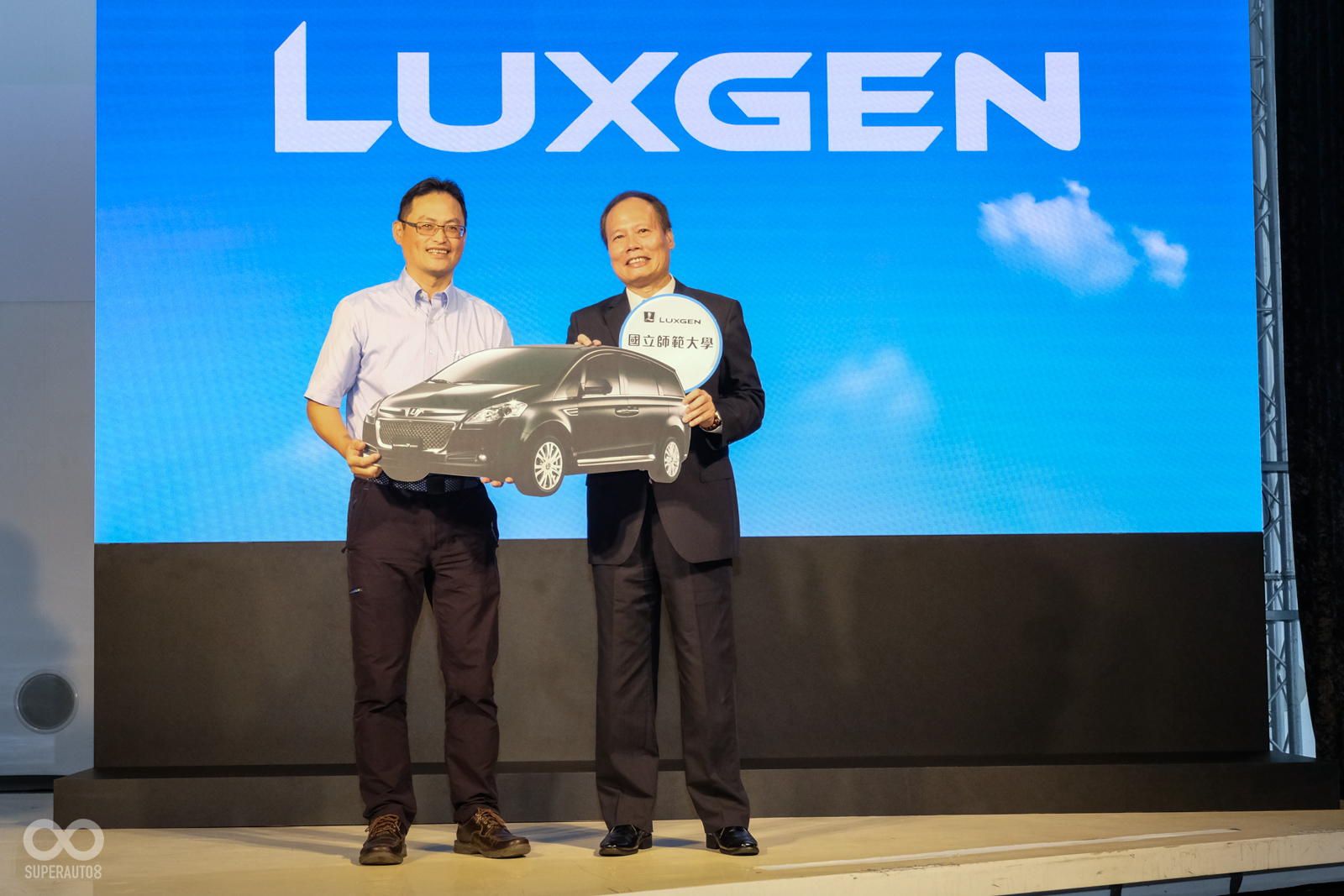 LUXGEN總經理蔡文榮在今(6/11)記者會中贈送6部車給國立大榮高中、國立師範大學、亞東技術學院、全國工科技藝競賽與明志科技大學