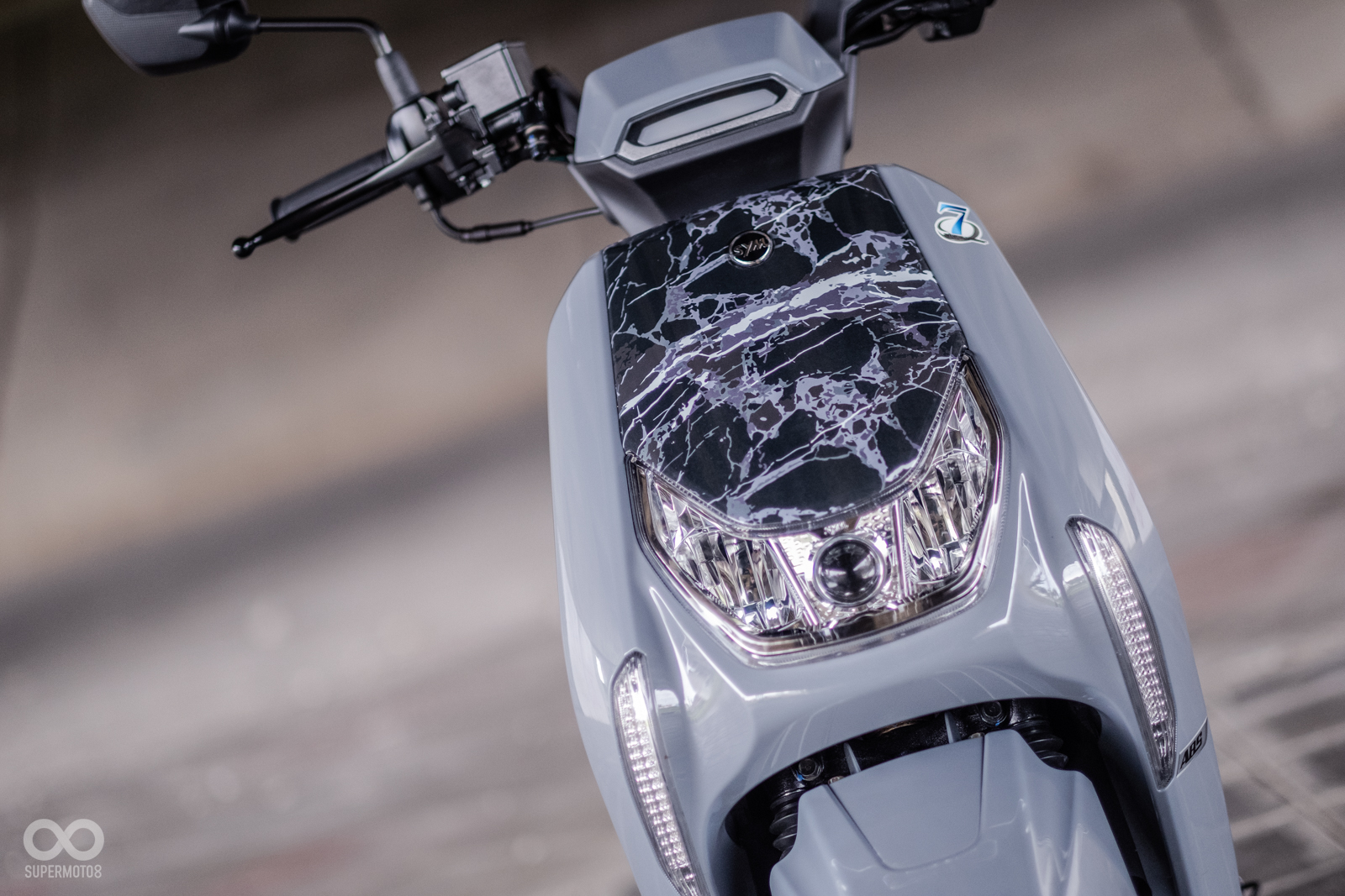 前面板的大理石紋搭配水泥深灰車色，真的非常耐看