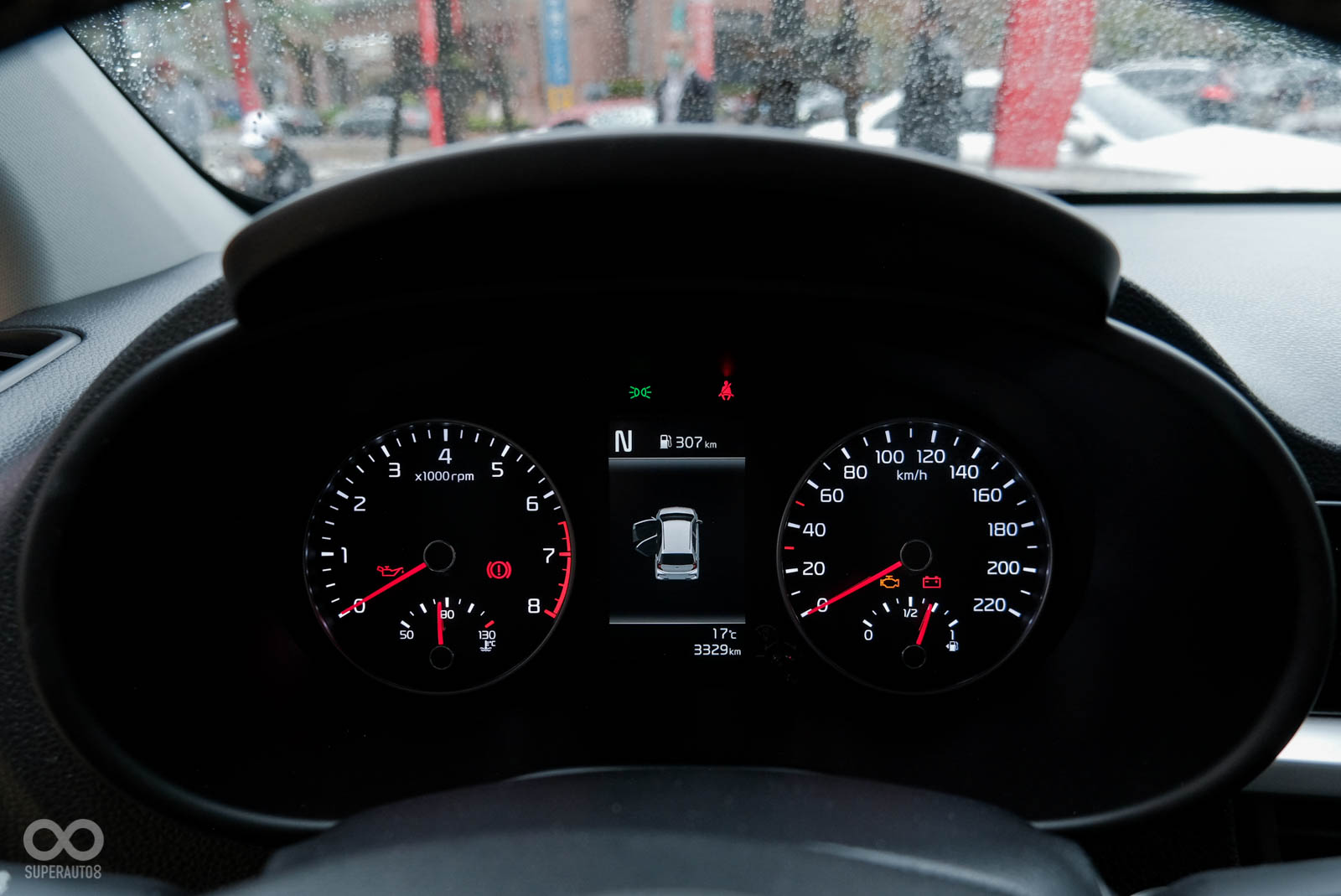 左右指針錶配上4.2吋全彩整合智慧型旅程電腦