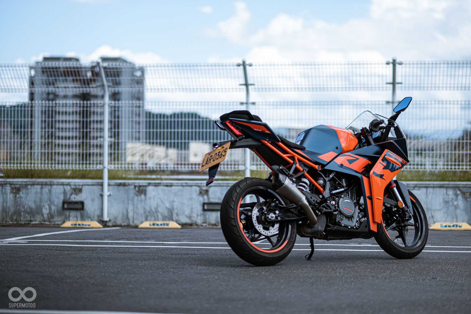 KTM怎麼能少了裸露的橘紅色鋼管車架呢?