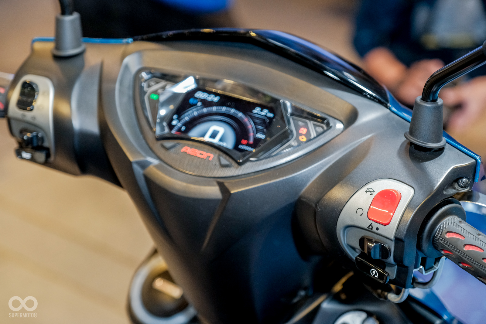 十幅鋁圈與前、後雙碟提升運動性;儀表換上CROXERA智慧儀表