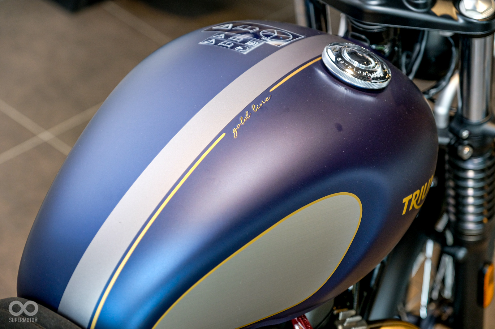 油箱中央以銀色條紋配金色拉線點綴,還有GOLD LINE草寫字樣