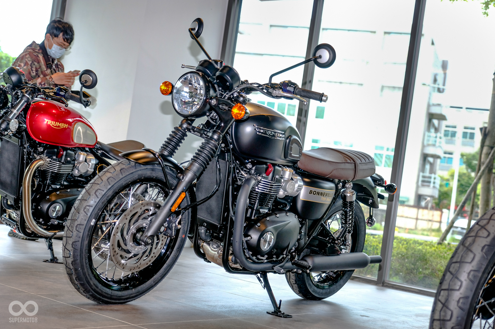 黑化的BLACK版本也獲得GOLD LINE點綴