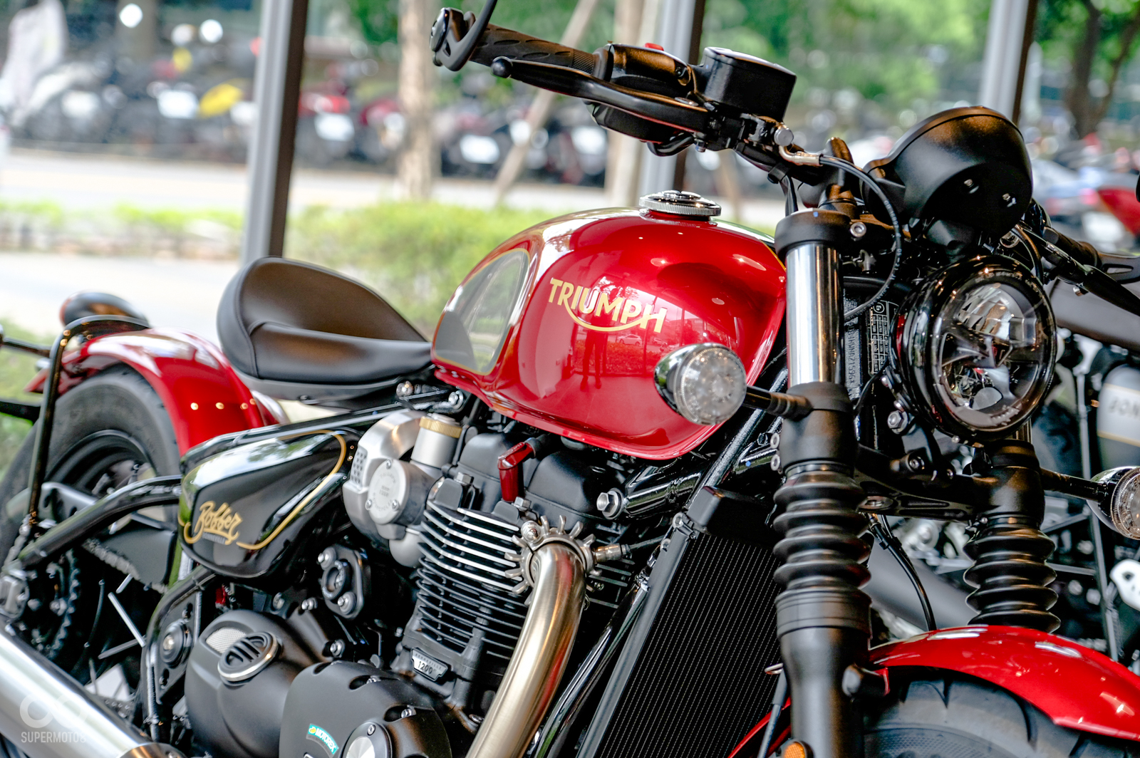 大膽搶眼的紅色配上銀色、金色拉線點綴,看起來貴氣十足