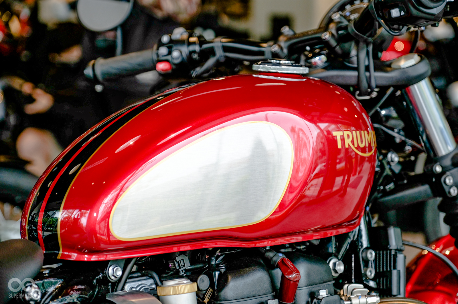 以銀色烤漆做出類似油箱貼的設計,TRIUMPH也改以金色字體呈現