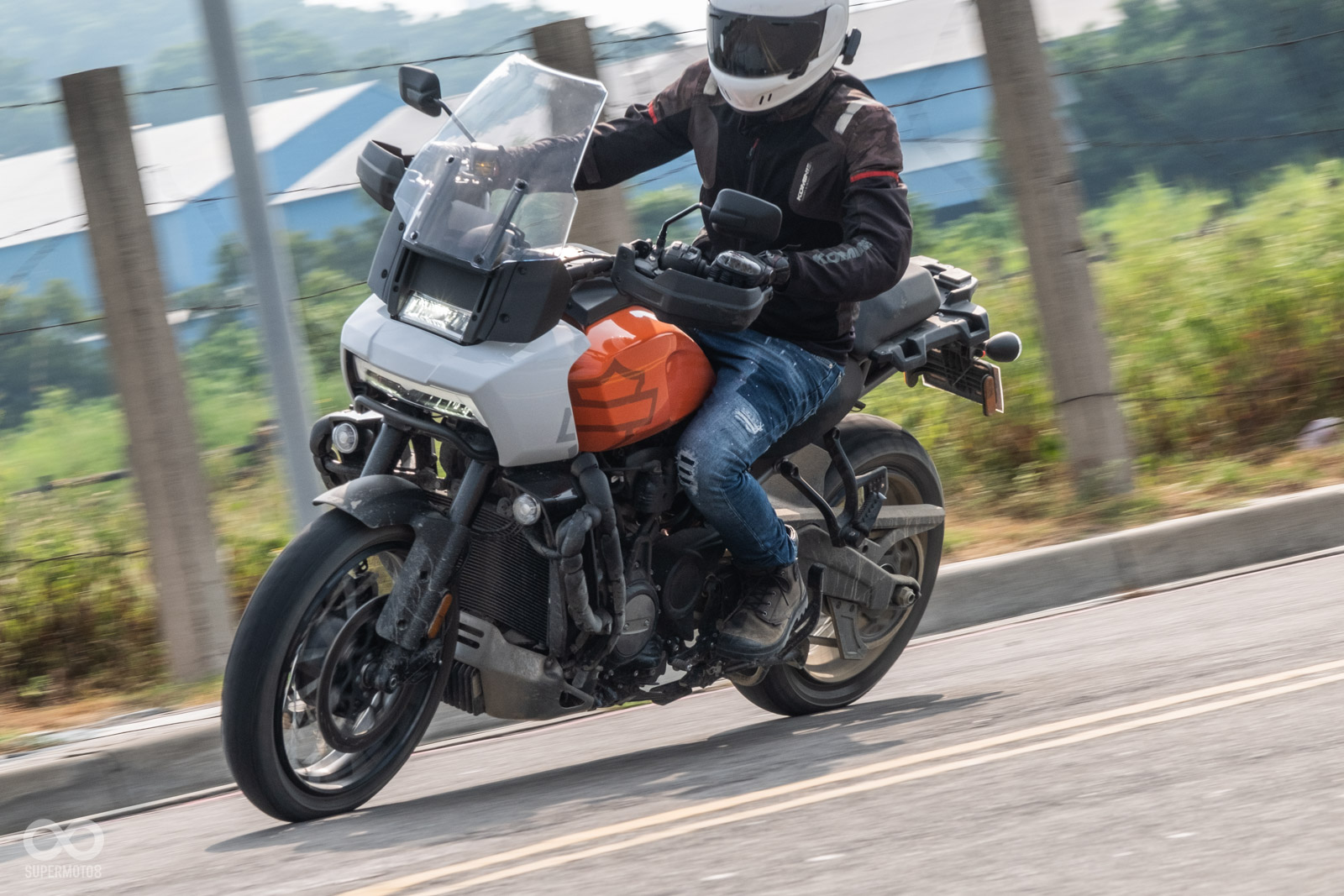 150匹V型雙缸引擎的動力不論是在市區超車或上高架快速巡航都很夠力