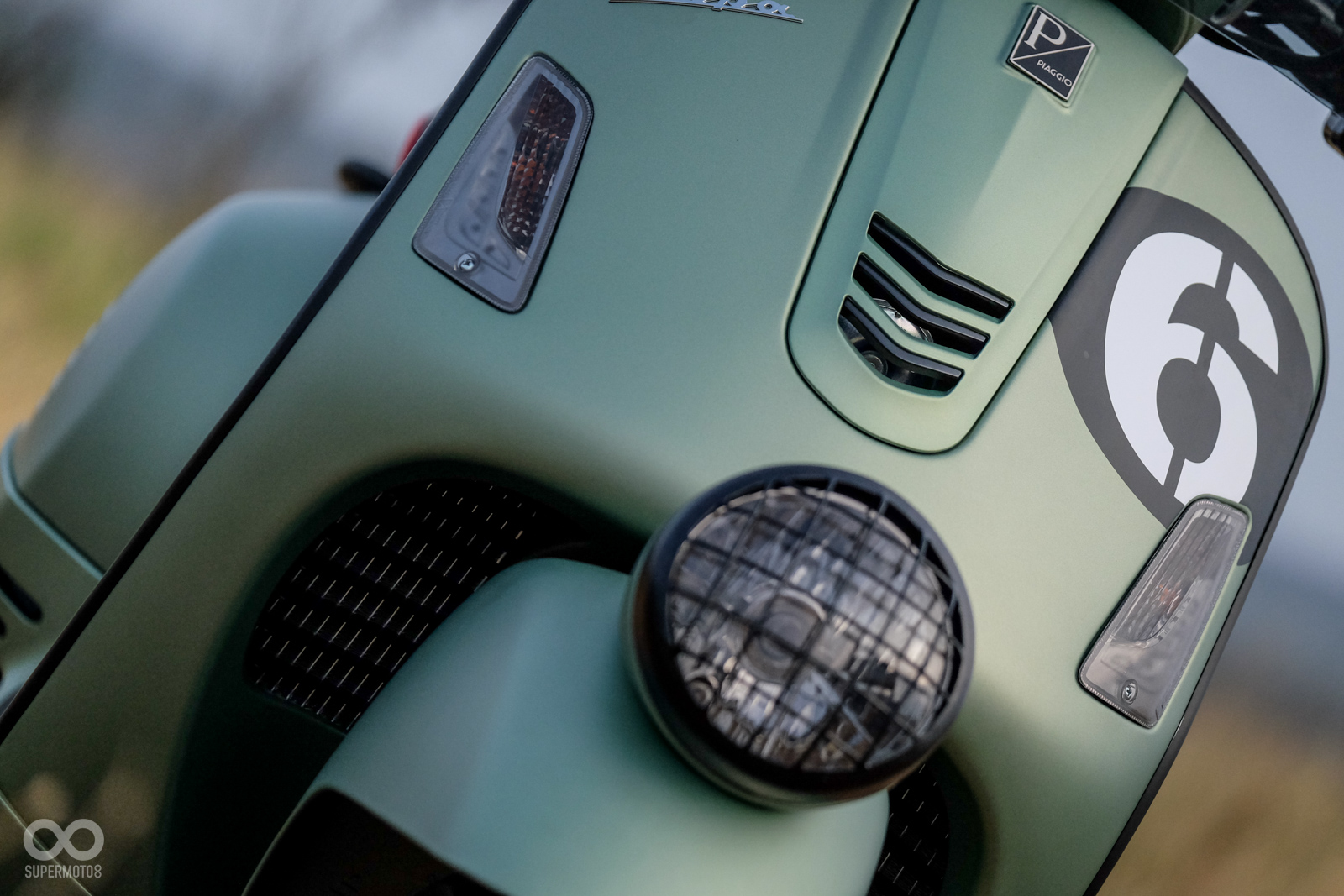 除了全原廠的車款外,這輛Vespa GTV 300 Sei Giorni額外改裝了大燈護網