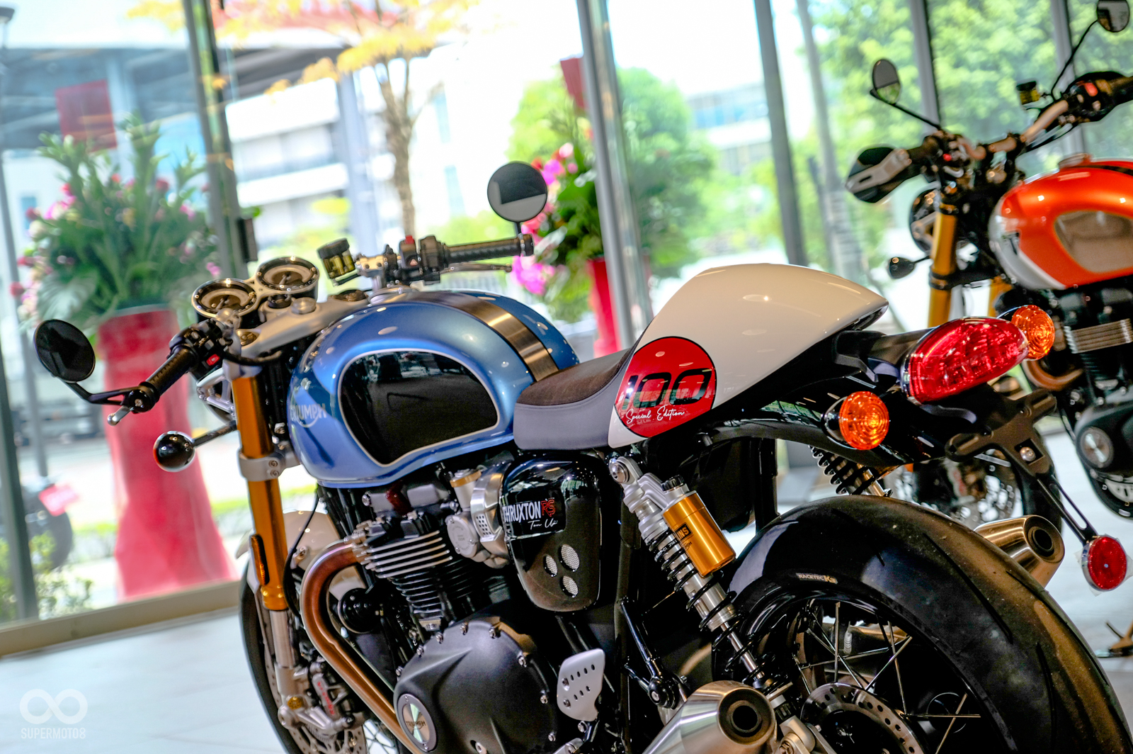 THRUXTON RS TON UP SPECIAL EDITION是致敬ACE Cafe改裝玩家TON UP BOYS的特仕塗裝