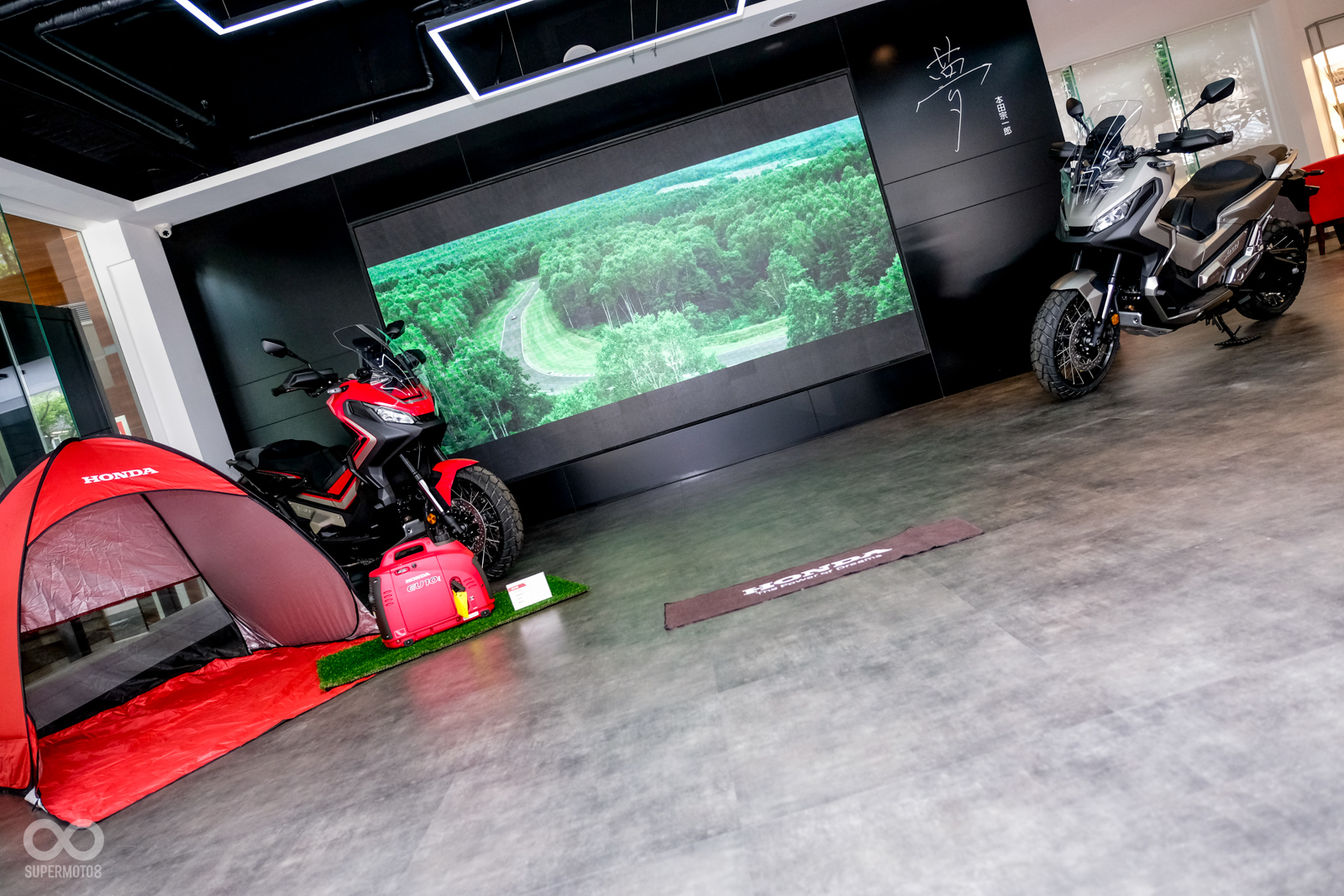 除了全新推出的軍綠色外,在18年導入的紅、白、銀三色也同場展出