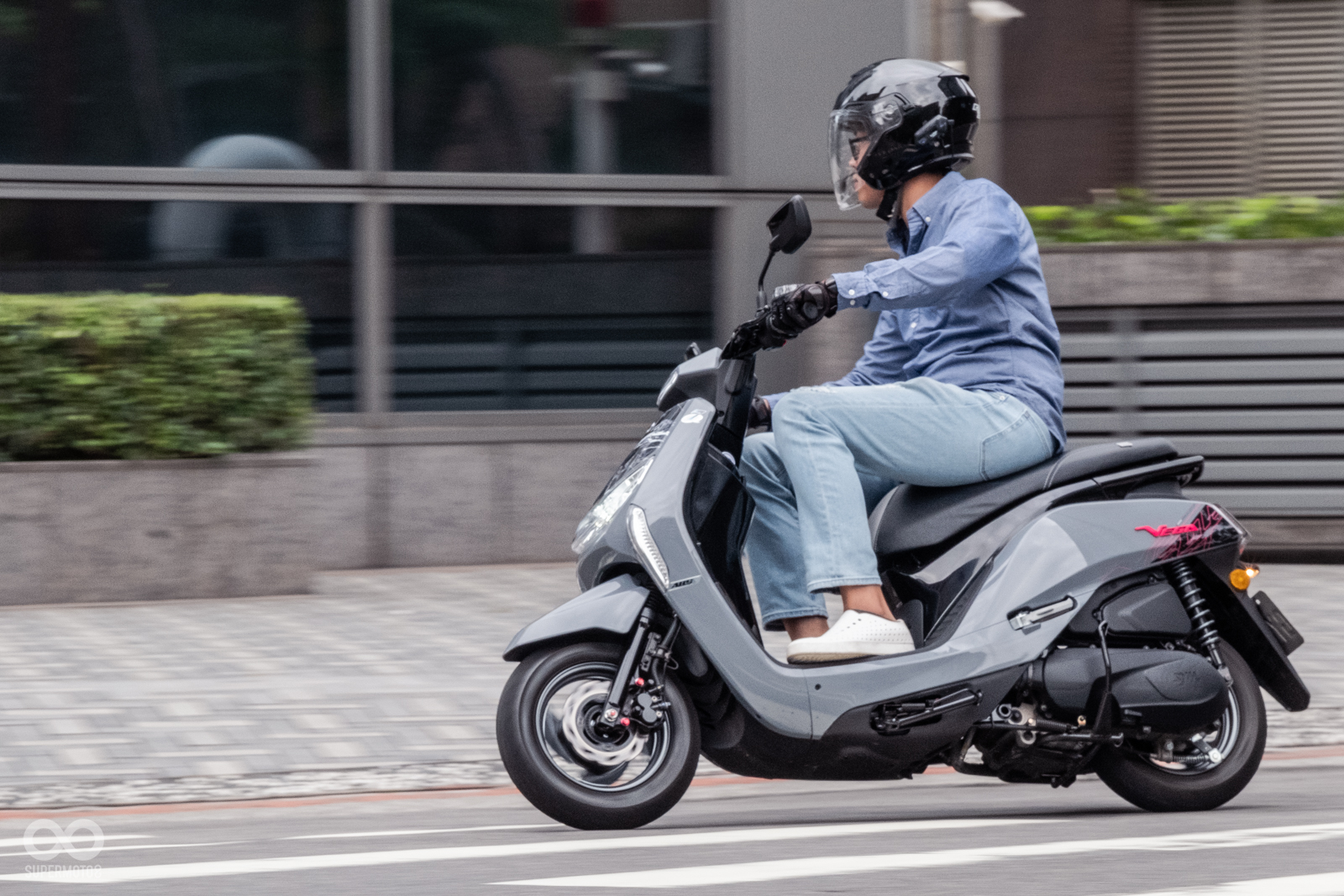 103公斤的車重加上10吋胎的特性，讓VEGA 125在市區表現靈活