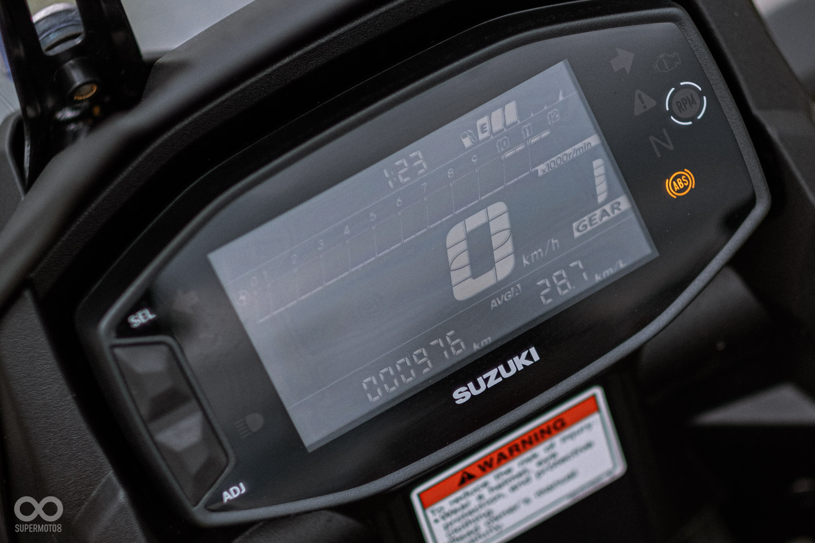 單色液晶儀表,上面的資訊顯示相當齊全