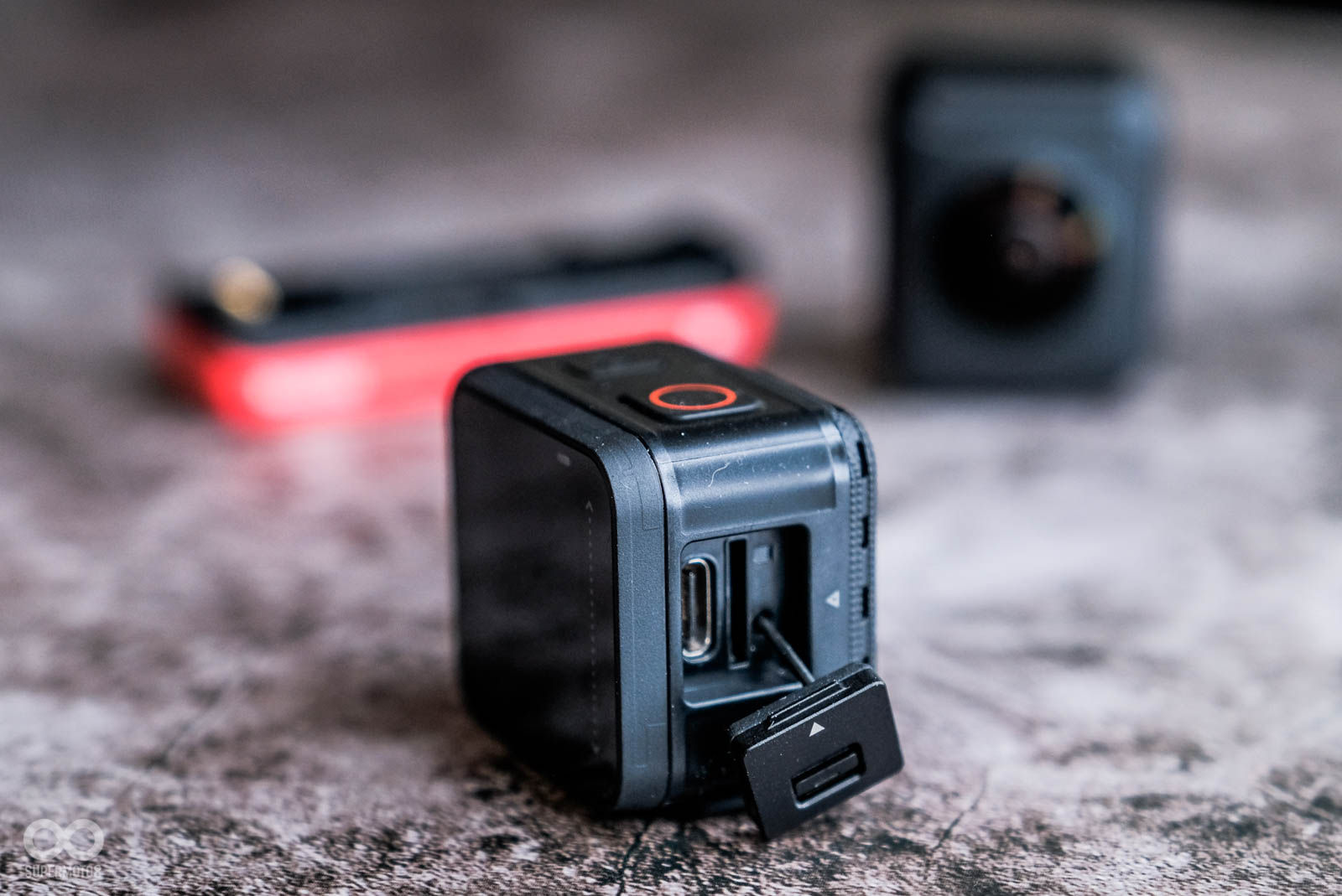 螢幕側蓋打開則有USB-C插孔和記憶卡插槽