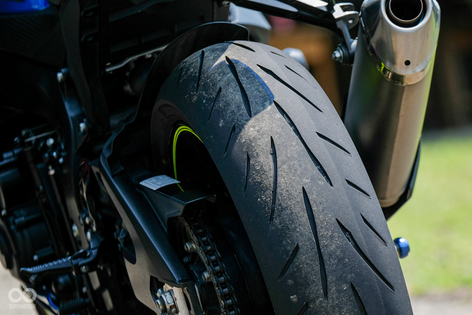 後輪脈衝紋溝槽,提升濕地抓地力