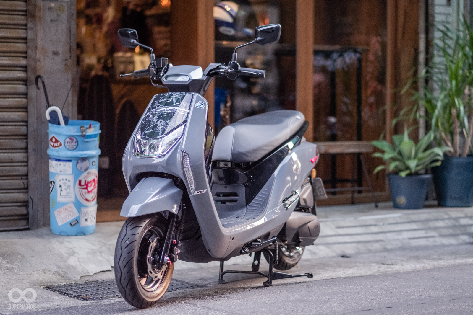 原本外型設計就很“潮”的VEGA，加入大理石紋點綴後，更呈現一種高貴的科技格調