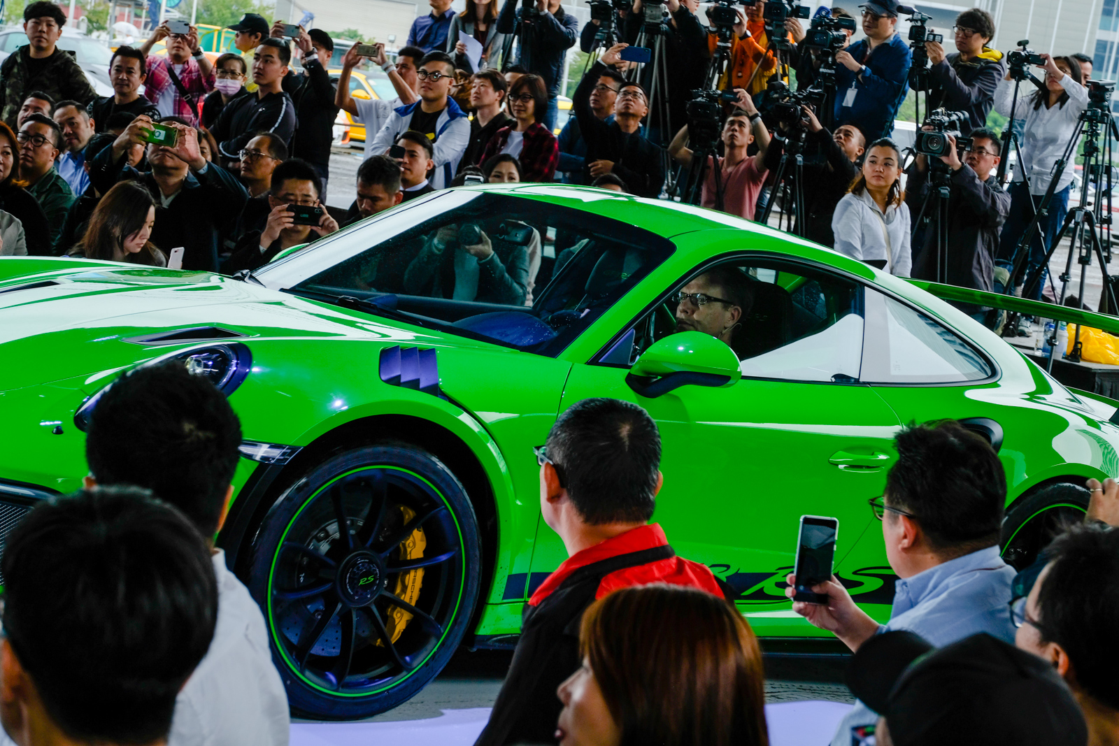 台灣保時捷的總裁Mr.Mathisa Busse親自駕駛911 GT3 RS入場