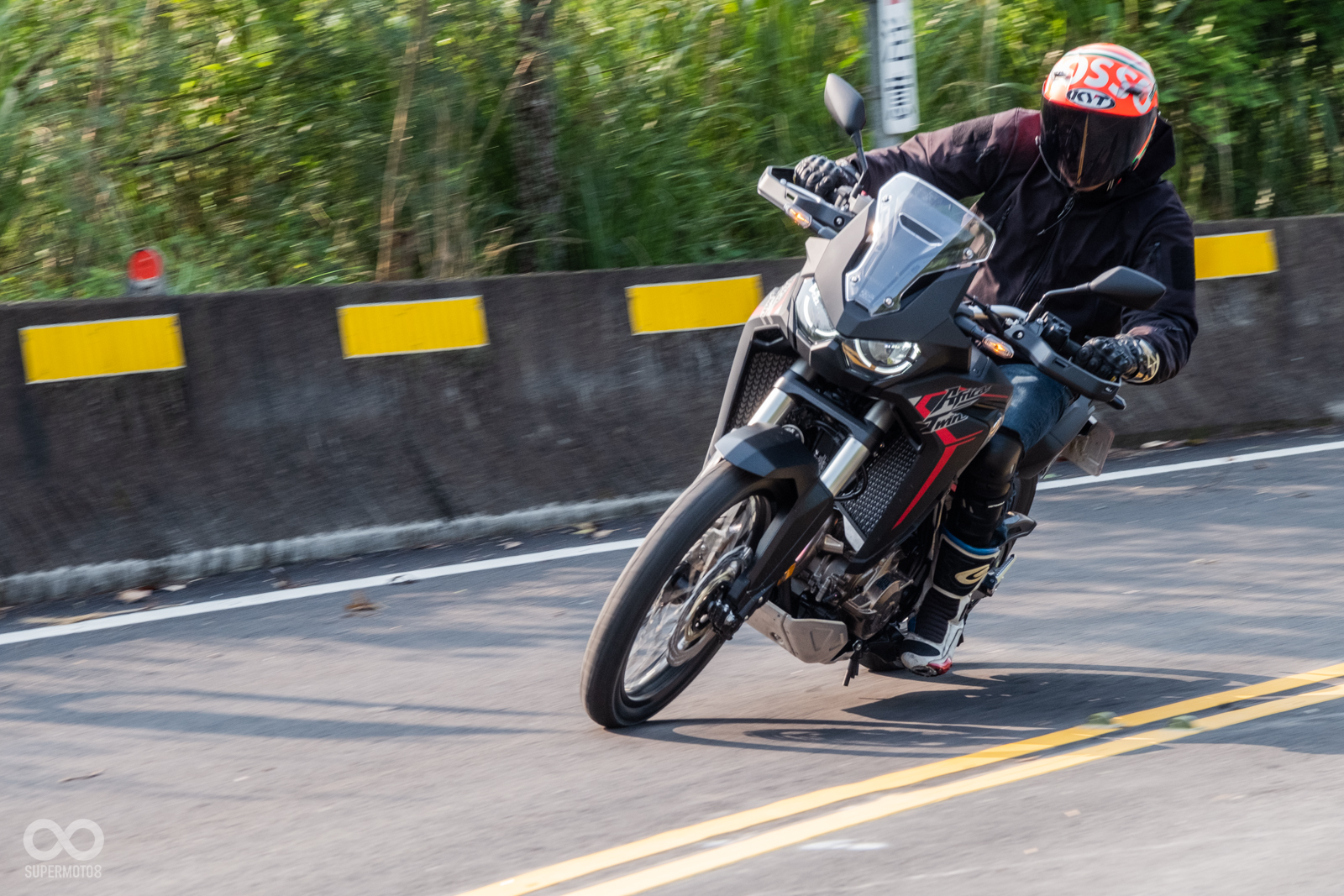 不論你是要進入無人之境探險;公路上遨遊,Africa Twin都令人印象深刻