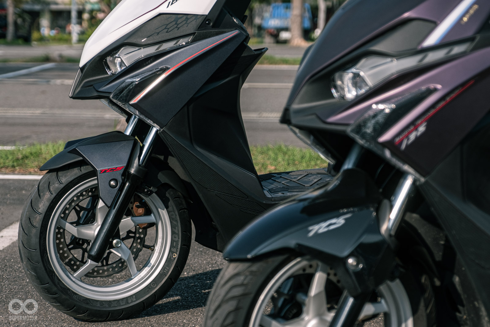 兩款車前土除略有不同,165(白車)前土除折線更多