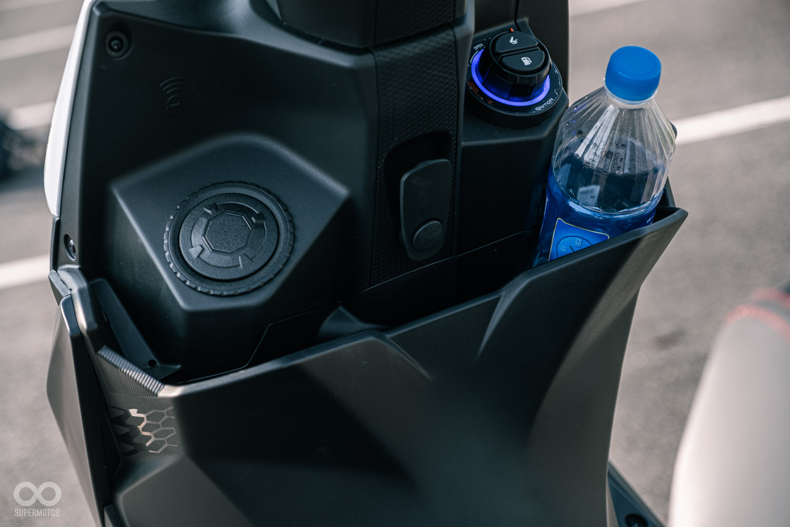 前方置物空間放大尺寸水瓶沒問題!一旁還有放其他物品的空間