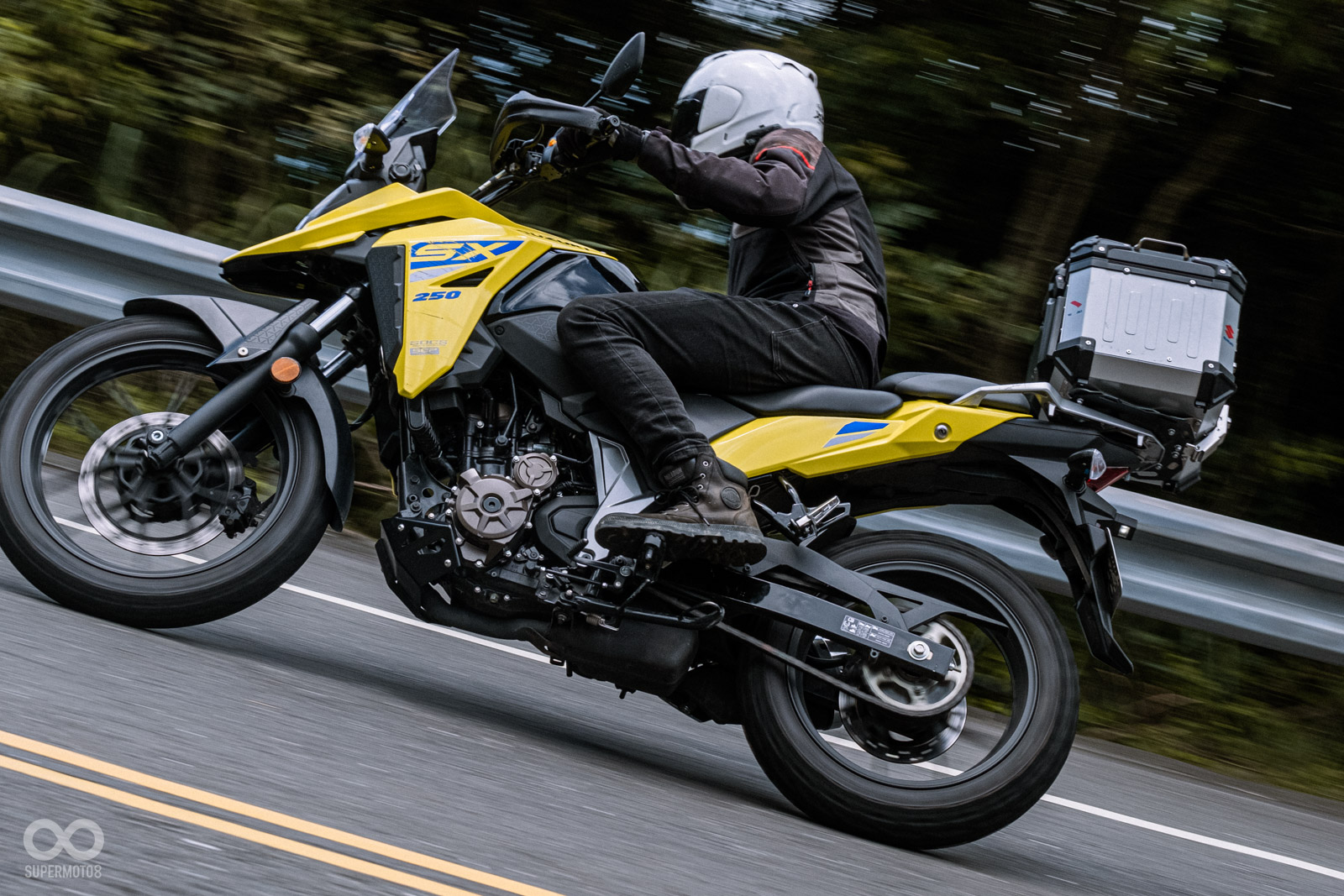 比GIXXER 250運動街車更舒服的騎乘姿勢和更高的穩定感,真的讓人愛不釋手!