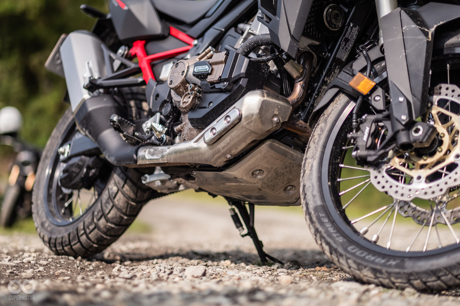 引擎下護版是多功能車的標準配備