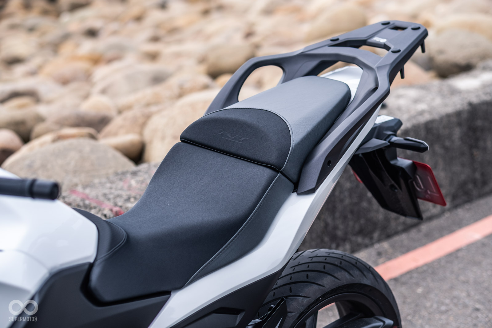 後扶手抓握處相當寬裕,後座應該可以舒適出遊