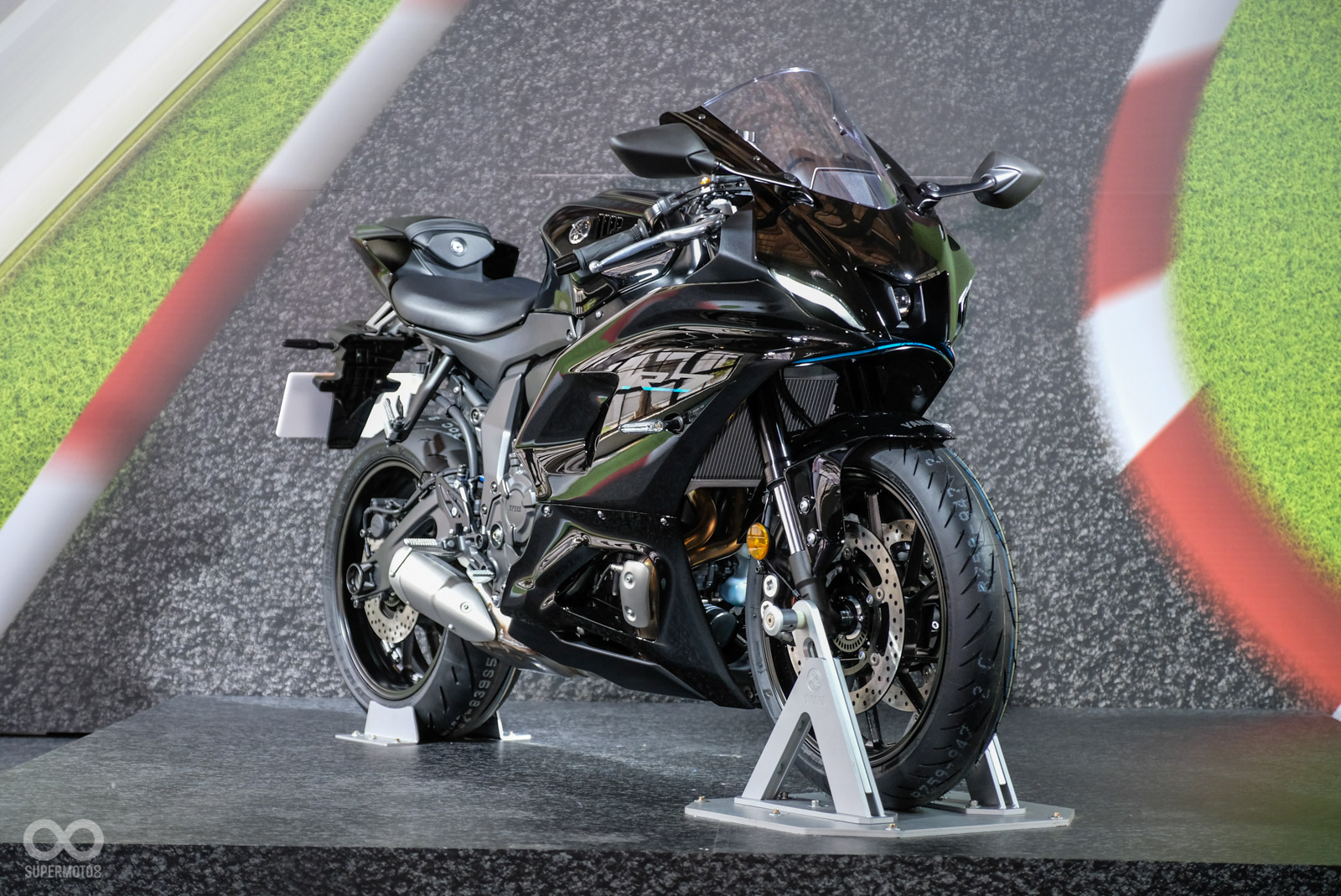 YAMAHA本次在現場也展示YZF-R7的兩個顏色版本,分別是藍深灰和黑色