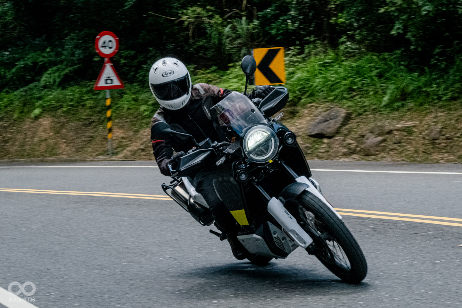 NORDEN 901看起來是台騎帥不騎快的文青車,但實際上骨子裡仍就是KTM的瘋狂血統