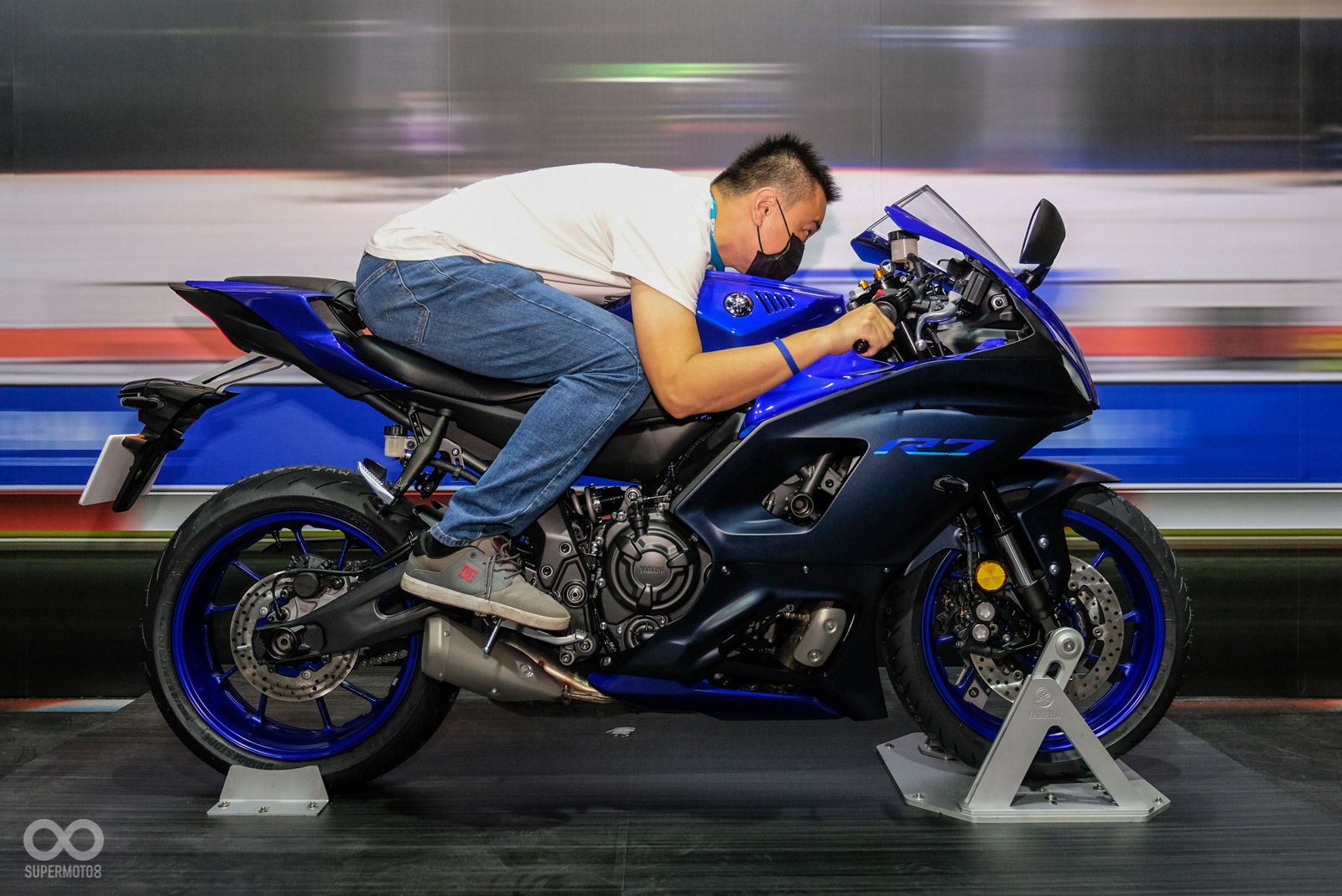 可以看到騎乘姿勢相當戰鬥