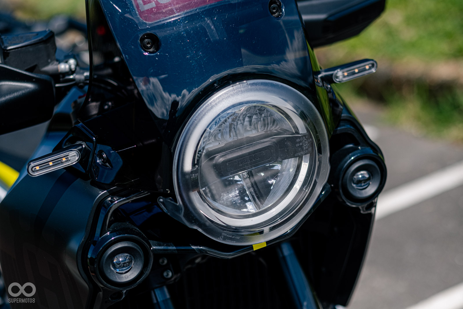 圓燈配上左右雙霧燈