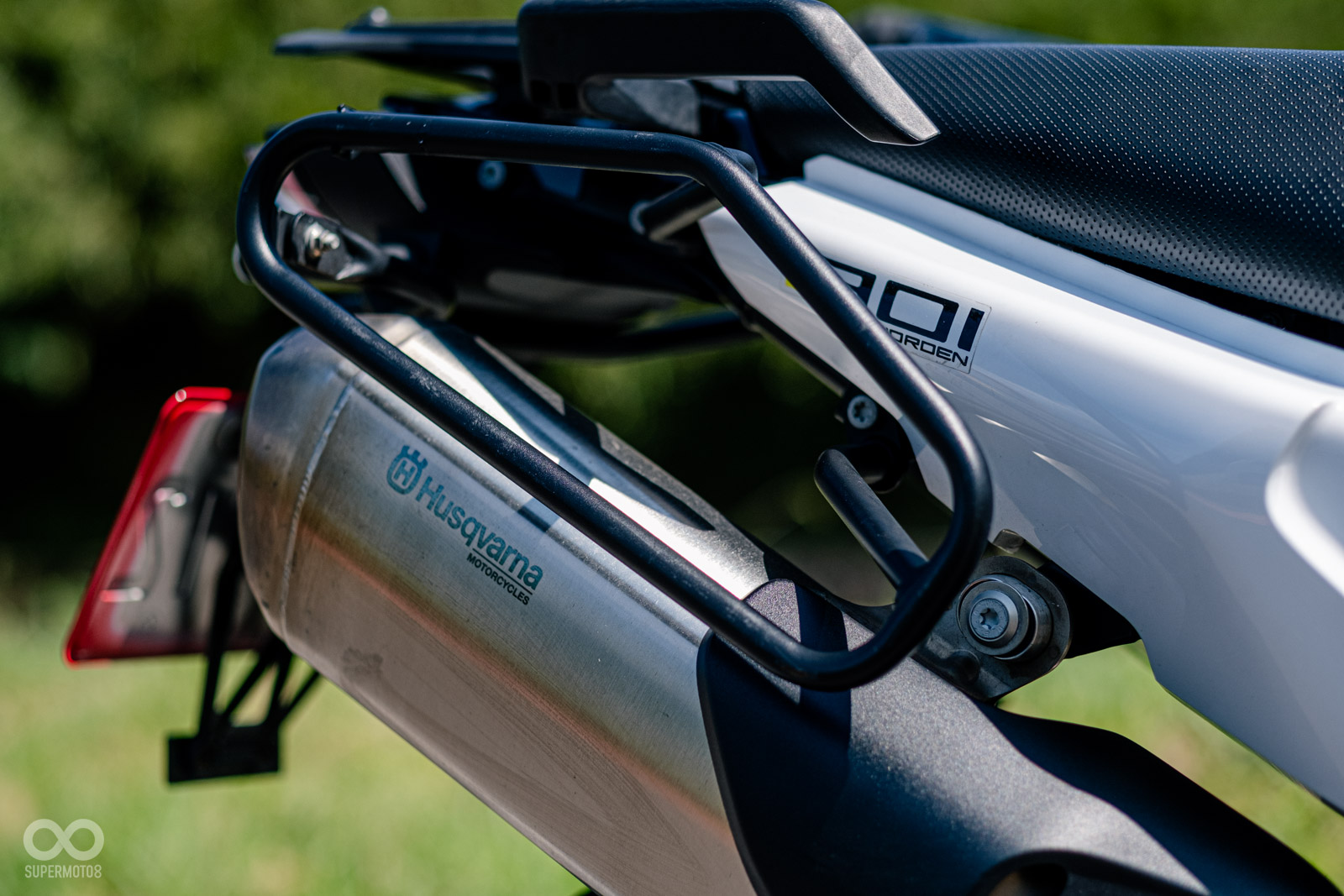 低調又不失質感的原廠排氣管