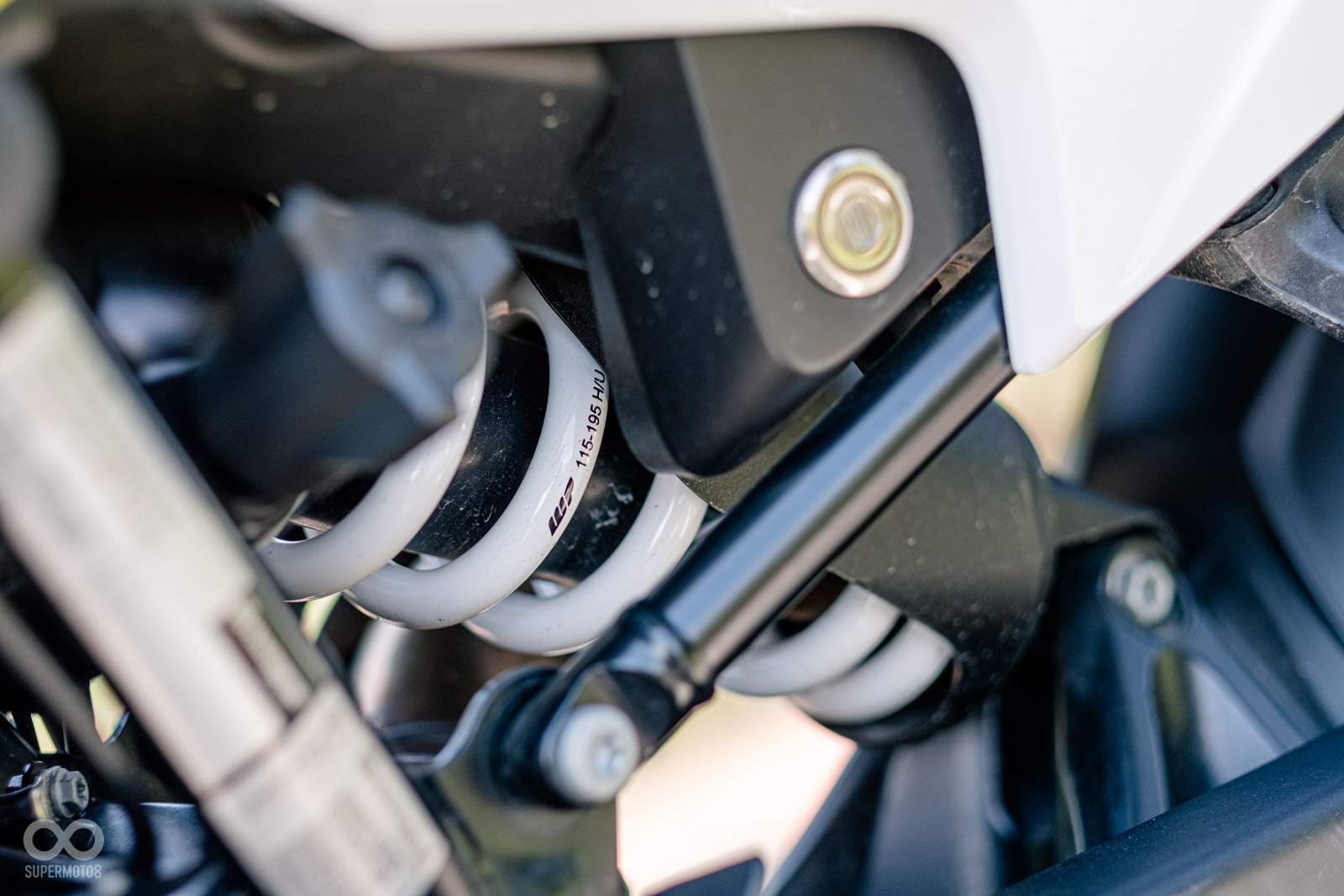 WP APEX單槍後避震,具備回彈、預載可調