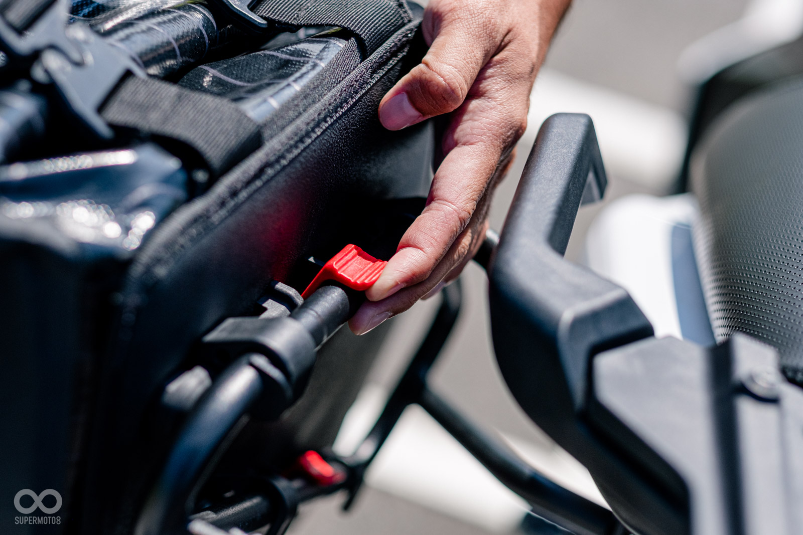 本次拍攝車輛選配的原廠側軟包,透過簡單的機構來快速拆裝