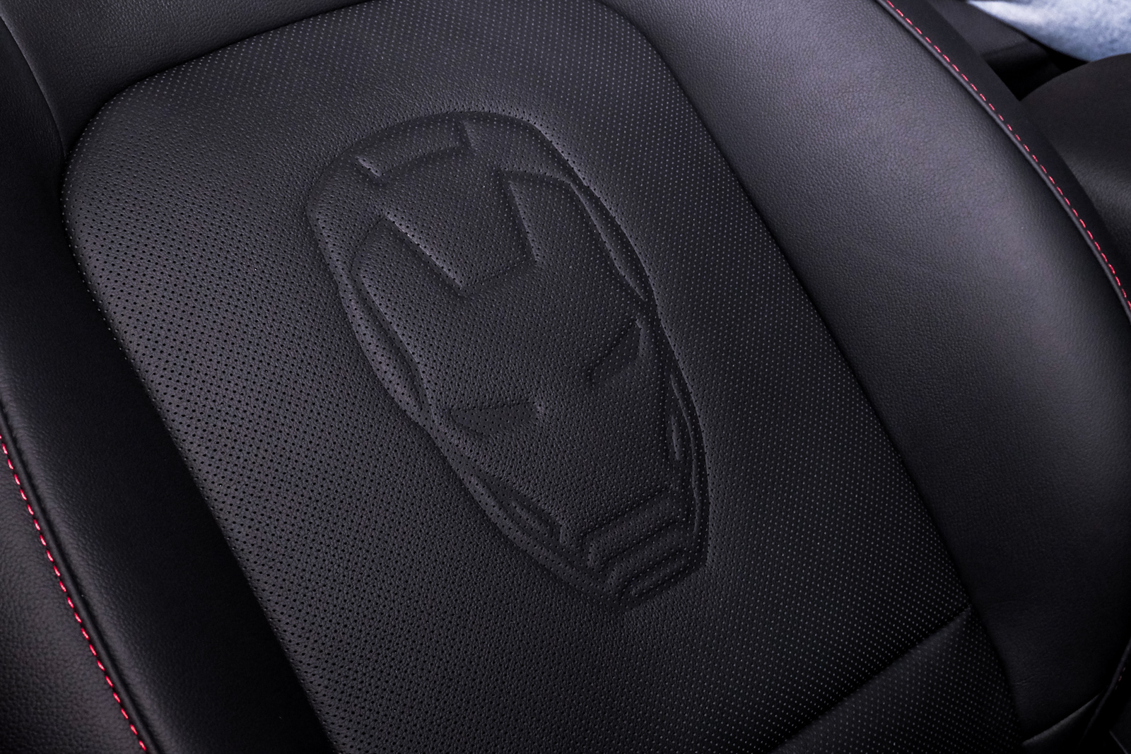 除了外觀的鋼鐵人形象營造之外，內裝部分同樣也有超多鋼鐵人元素融入在車室當中