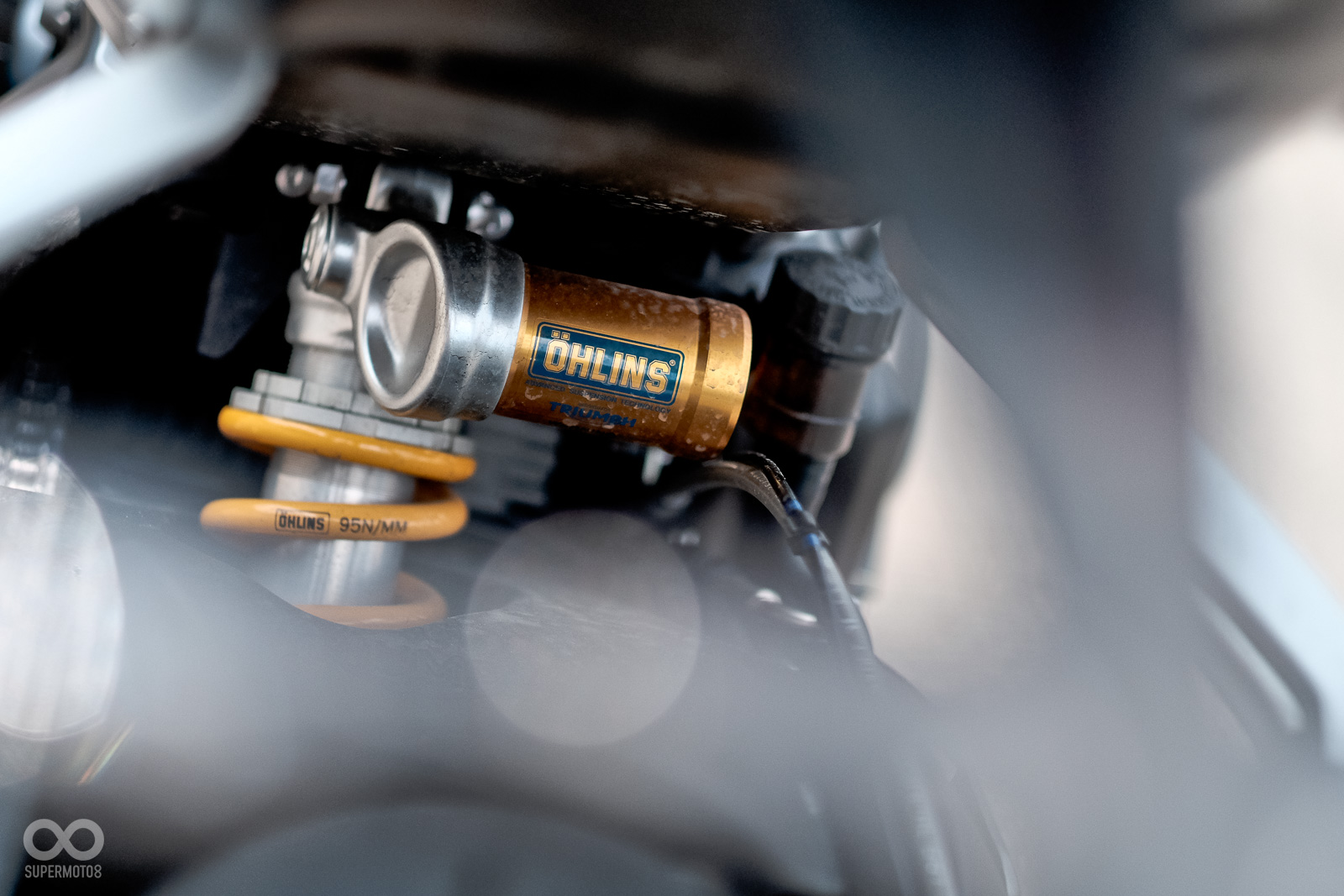 後避震由765R的Showa RSU更換為Öhlins STX40全可調中置單槍避震器