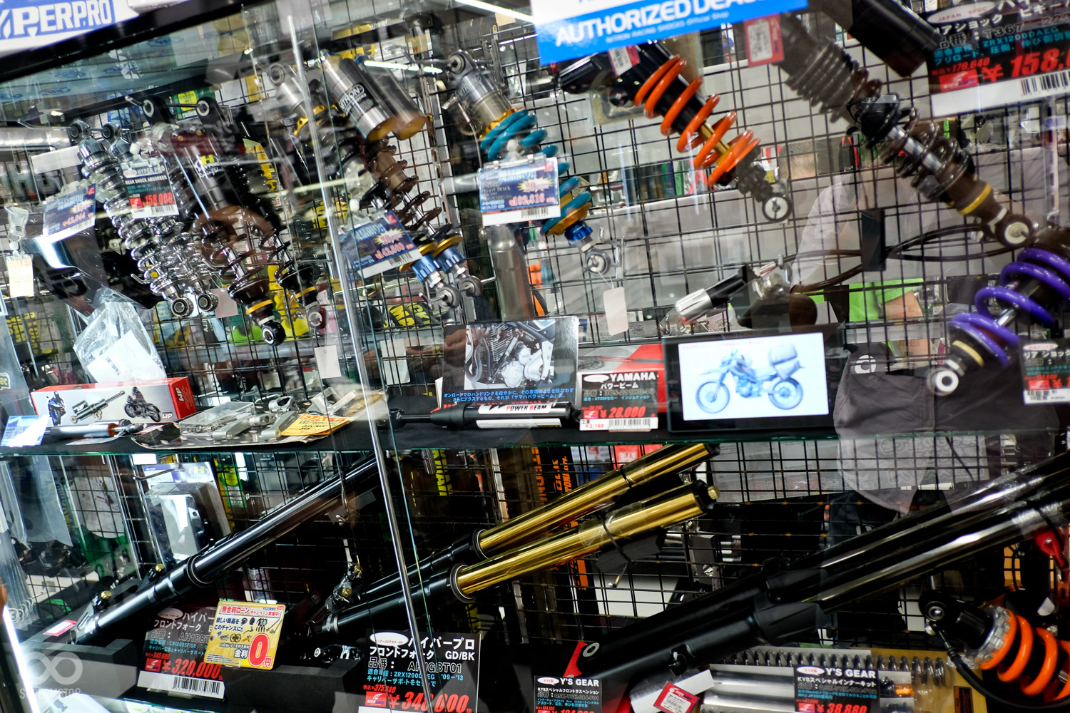 除了OHLINS 之外也有多種品牌避震器可選