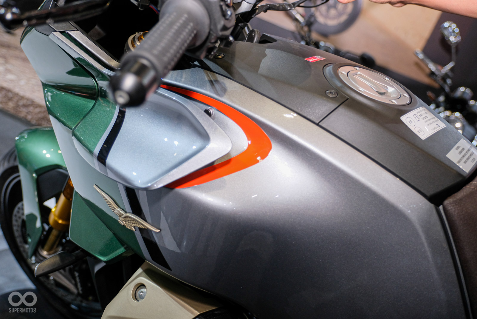 Moto Guzzi V100 Mandello，在油箱上具有可動空力套件