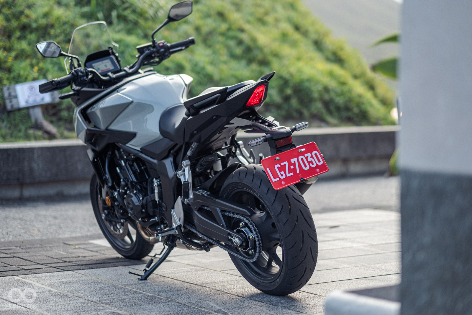 雖然車架源自 CB1000 Hornet ,但主要針對副車架強度修改,對應行李載運需求