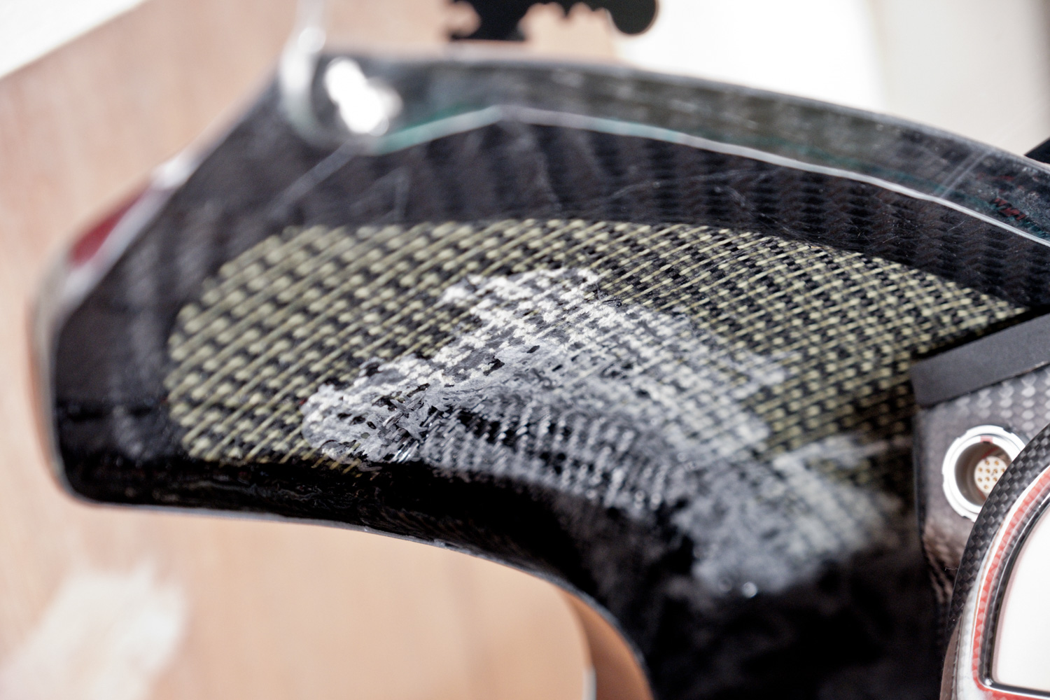 車殼是碳纖維之外，前方的車罩為了維持良好的抗風壓能力，還加上了克拉克纖維加強