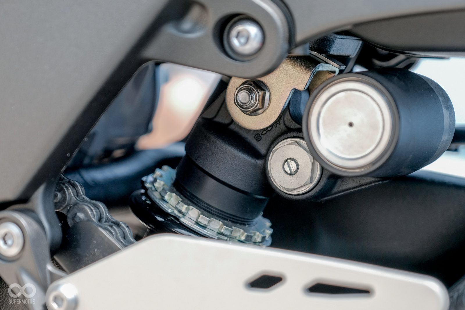 後避震器同樣為全可調設定