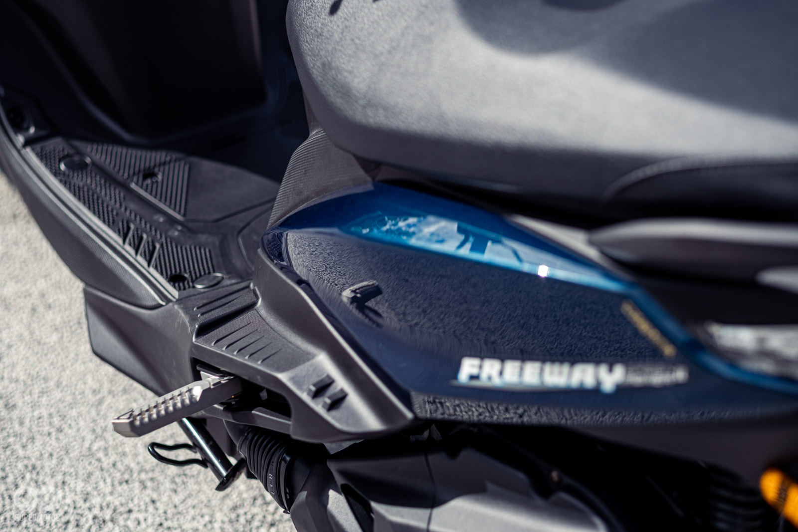 除了飛旋踏板之外，新豪邁125也留有小巧的側邊腳踏空間，上頭還有止滑設計