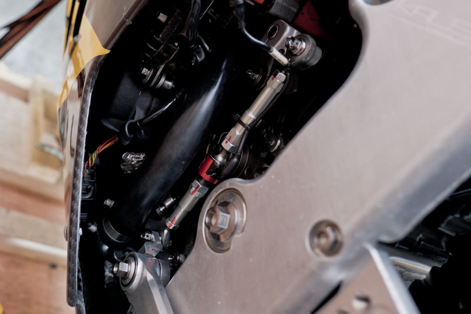 沒有電子油門的關係，僅配有進檔快排而已