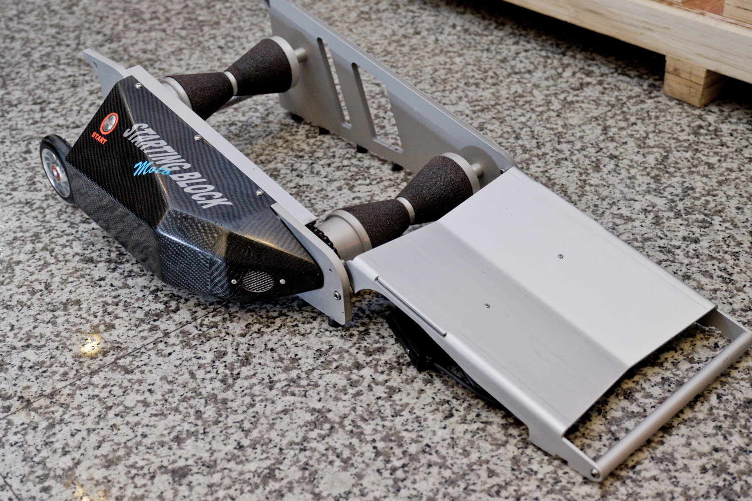 由於比賽車輛沒有配置電發裝置，因此要有這個發動器材能啟動車輛