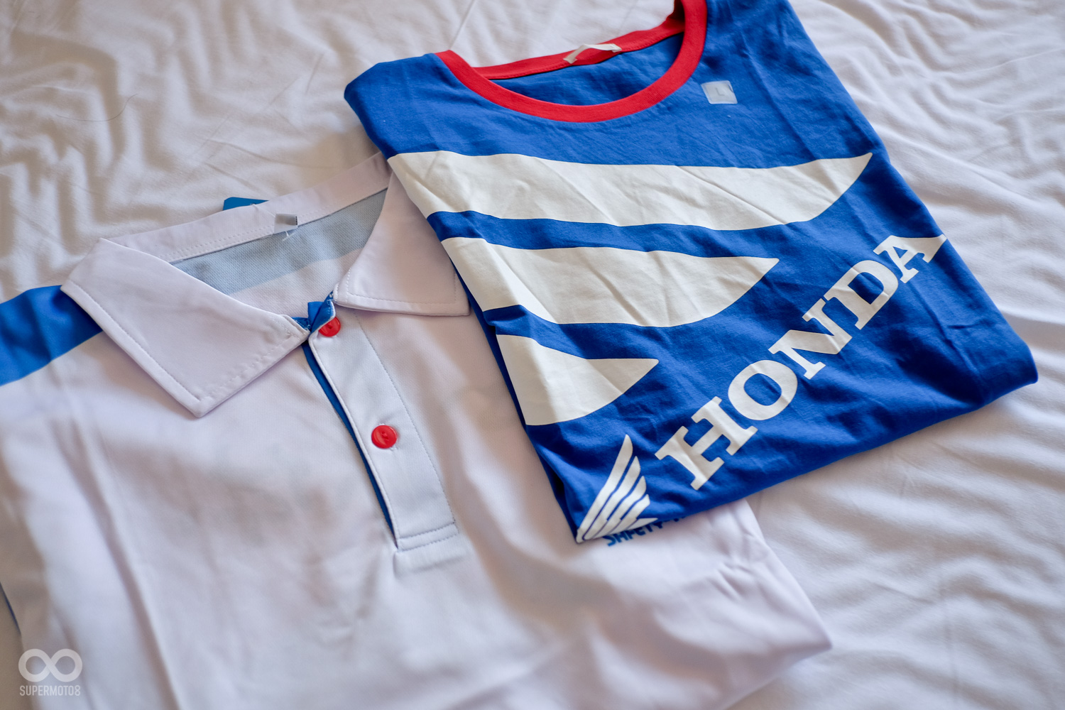 主辦單位特別用心提供團員的服裝,左為安駕課程著用,右為GU x HONDA 聯名T shirt,於全日盃觀賽時穿著