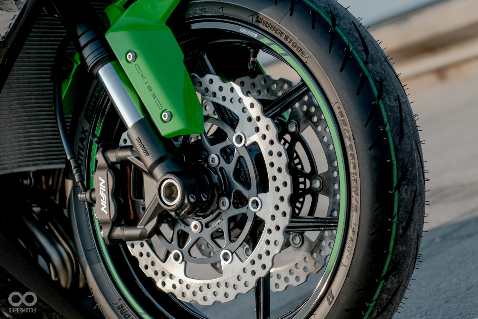 前制動為雙NISSIN對四輻射卡鉗與310mm浮動碟盤