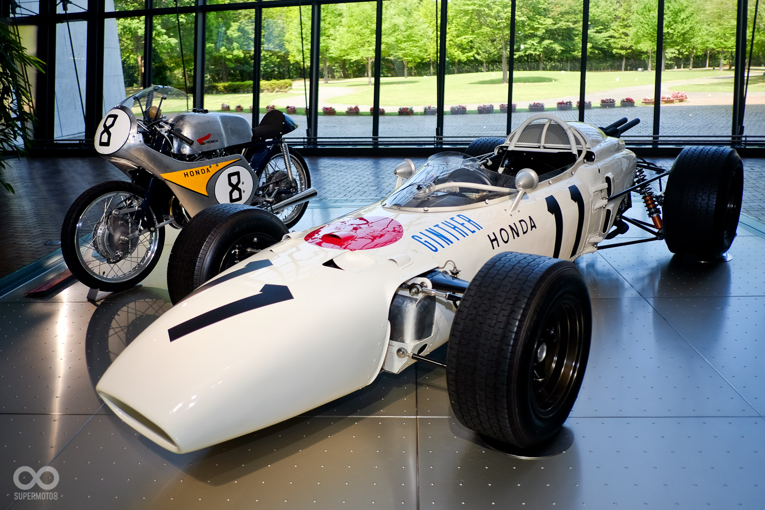 1965年本田首度在F1比賽中獲得分站冠軍，這台編號RA272 的1,500 c.c. 賽車只有498kg，230匹馬力