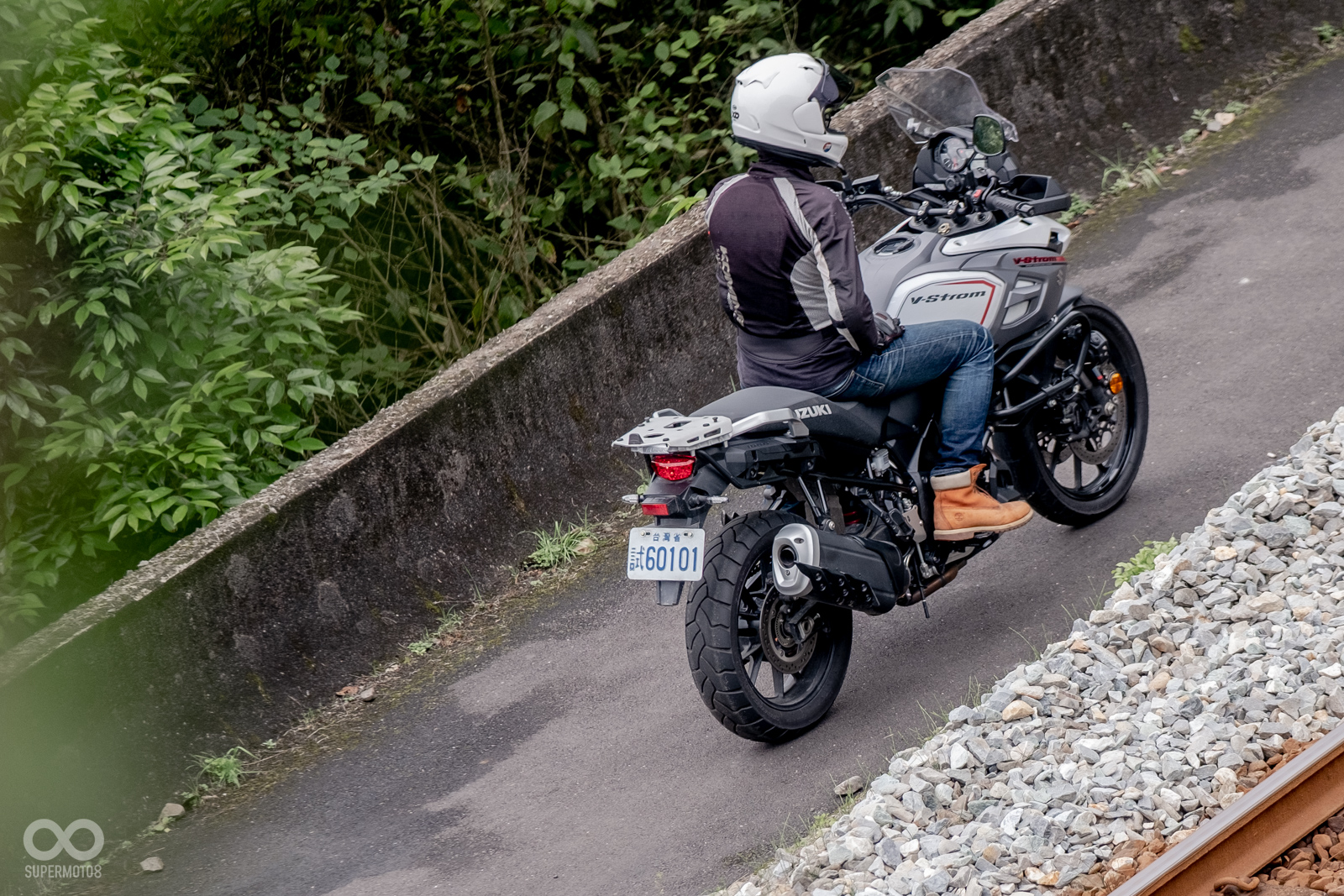 SUZUKI V-Strom 1000騎姿雖然挺立,但是手把高度卻相當合宜,儘管長途騎乘也不會有手肘或肩膀不舒服的狀況出現